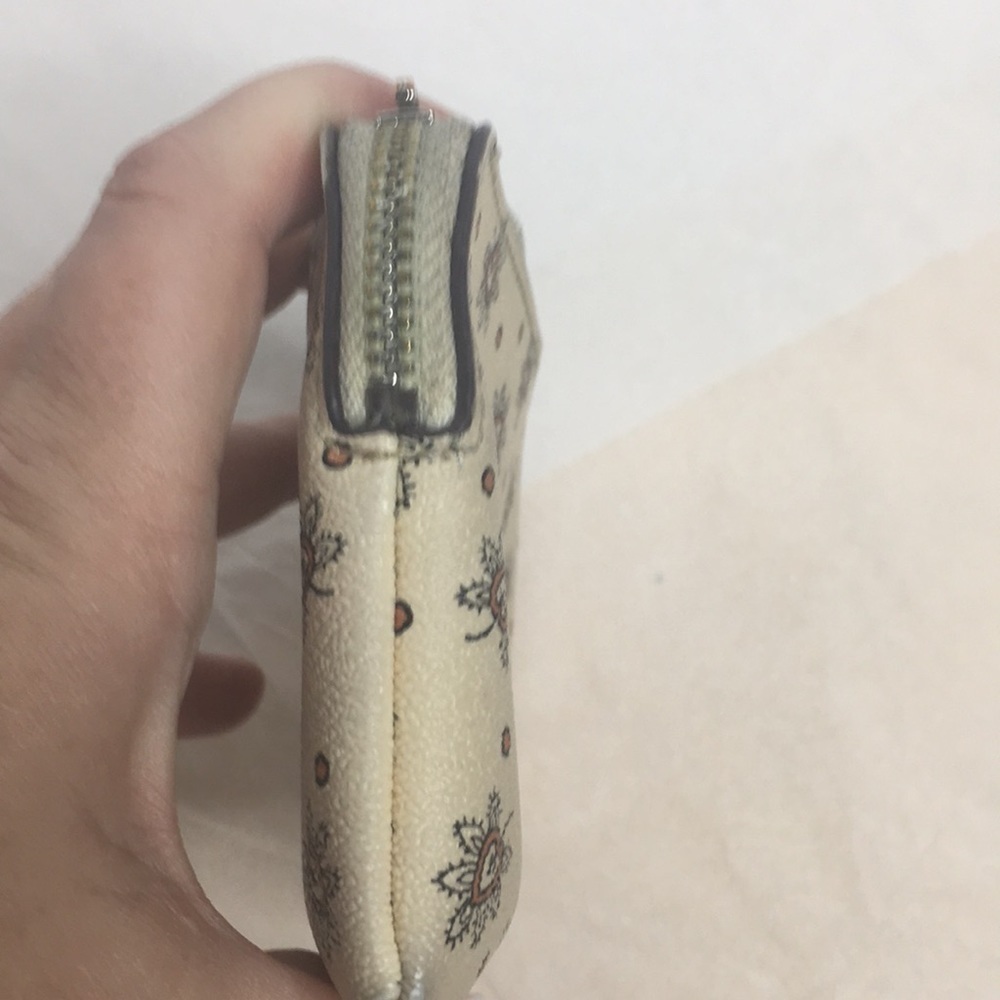 CORNER ZIP WRISTLET IN FOREST BUD PRINT - Picture 8 of 9